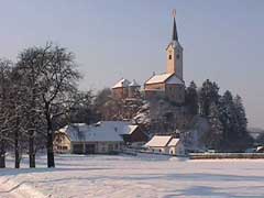 Stein im Jautal - Kirche mit Krntner Kreuzweg und Karner gestaltet von Kiki Kogelnig
